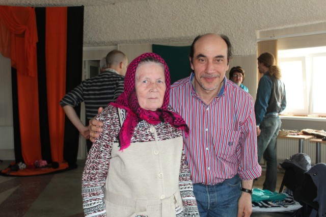 Nuccio together with Mariia Alekseevna Popova who originates from the siida Voron'e, which has been flooded due to a dam construction in 1967,